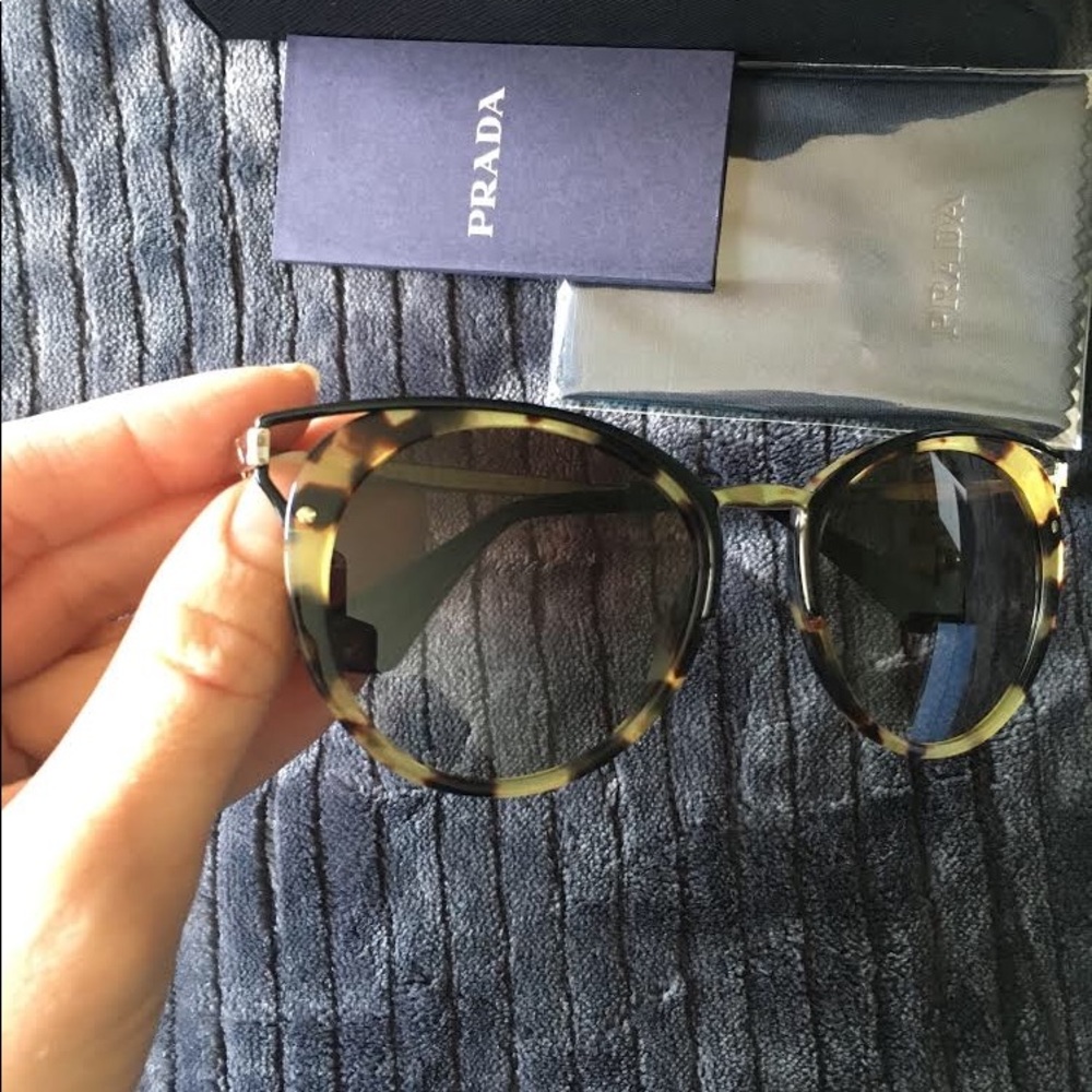 PRADA sunglasses - Picture 2 of 7